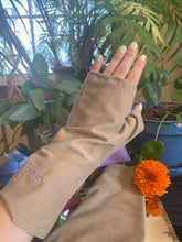 Load image into Gallery viewer, Purple Finch Driving Gloves
